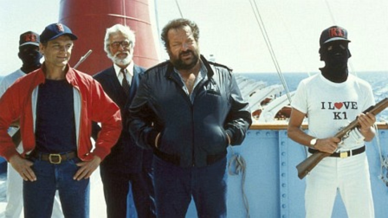 Filmszene mit Terrence Hill und Bud Spencer aus Zwei bärenstarke Typen, "I L❤️ve K1" ist auf einem T-Shirt eines Handlangers von dem Erzschurken K1 zu sehen.