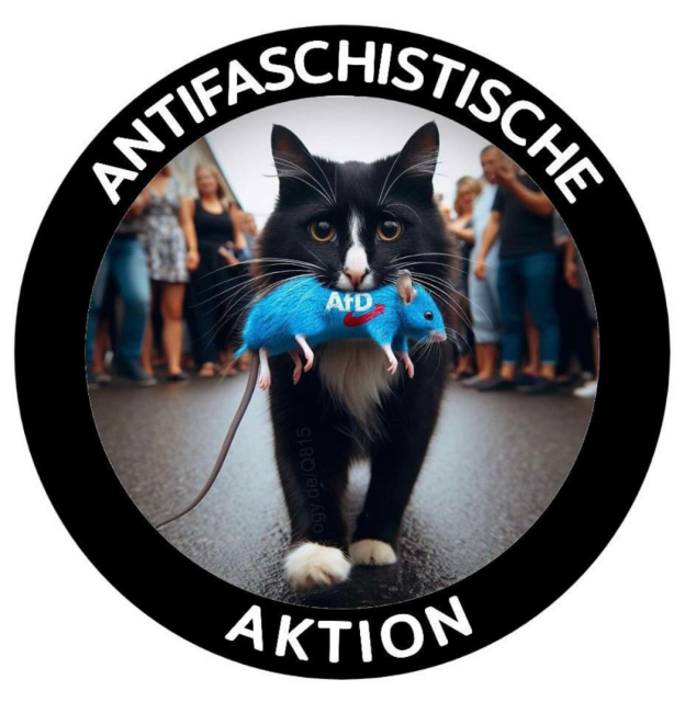 Schwarzweiße Katze mit einer blauen Maus mit der Aufschrift AfD und dem roten AfD Symbol darauf. Darum eine dicker kreisförmiger Rand mit der Aufschrift Antifaschistische Aktion