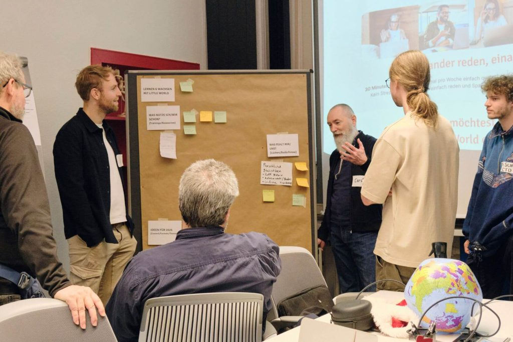 Oliver, Carsten und andere an der Pinnwand