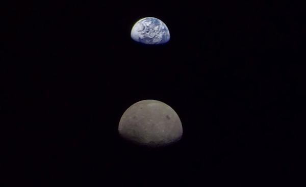 Earth and Moon seen from Artemis 1.