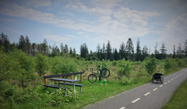 Bicycle service station