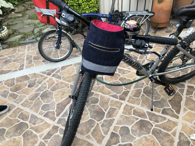 The little bag mounted on the handlebars, ready to roll.