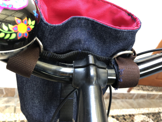 Two velcro straps fastening the bag to the handlebars.