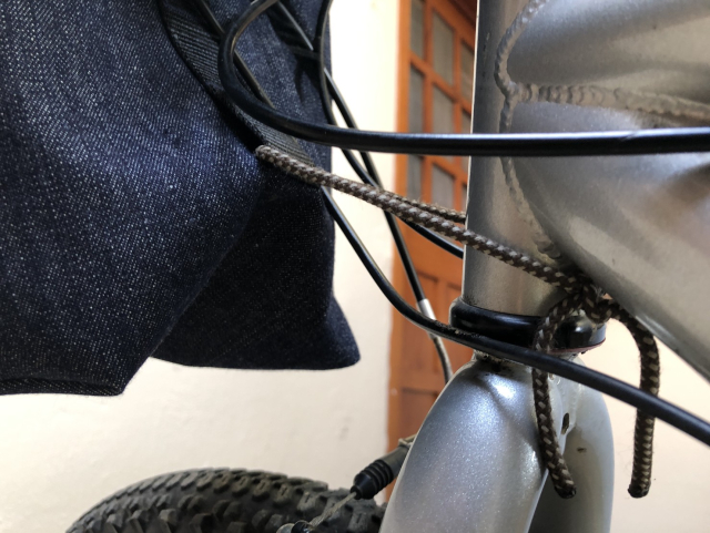 A shoelace to fasten the bottom of the bag to the bike's frame.