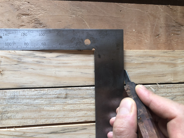 Se marca con el cuchillo a través de todas las tiras.