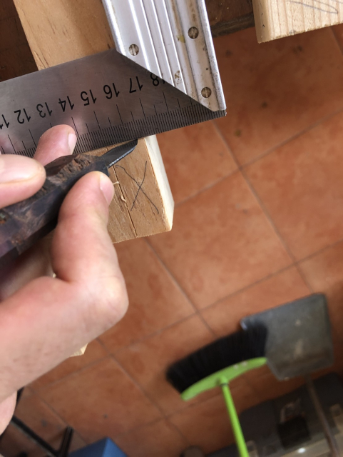 Marcando con escuadra y cuchillo.
