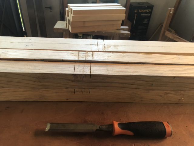 Todas las tiras de madera con sus ensambles serruchados. Sigue el formón.