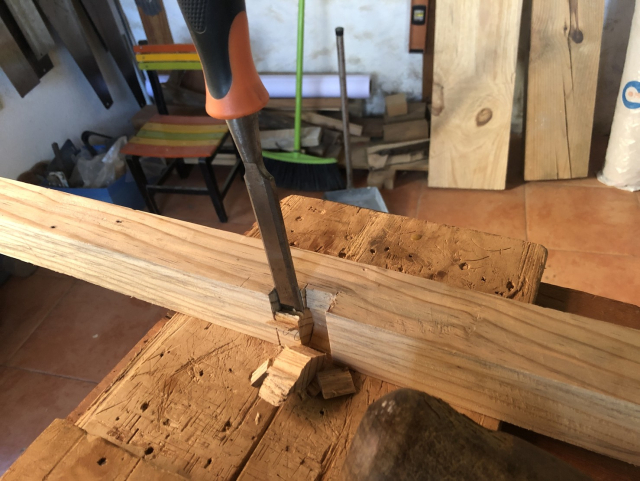 Comenzando a sacar la madera de un ensamble con el formón en posición vertical.