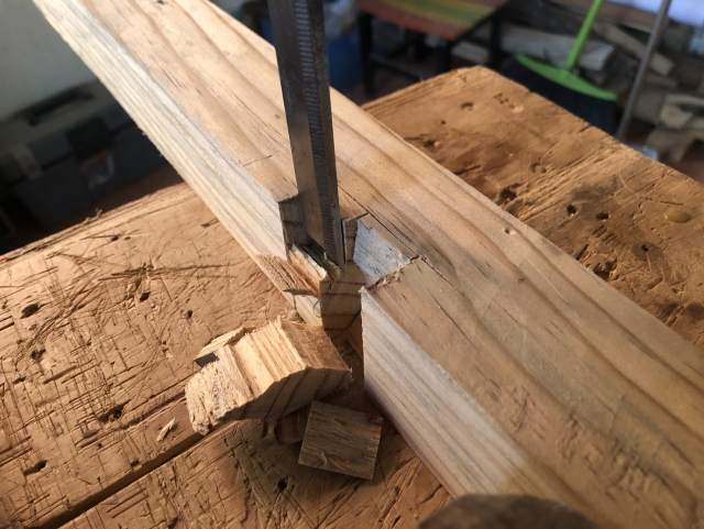 Se hace poco a poco para que la madera no se parta hasta el lado opuesto del ensamble.