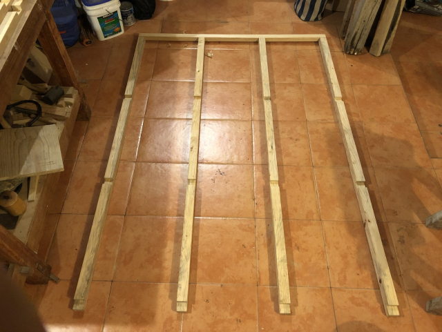 Cuatro hileras y el primer travesaño ya ensamblados, todo sobre el suelo. Mide 135x190 cm.