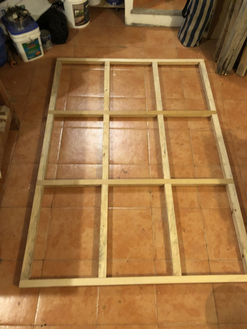Toda la trama ensamblada. Quedan 3x3 rectángulos, que voy a cubrir con tapas de madera.