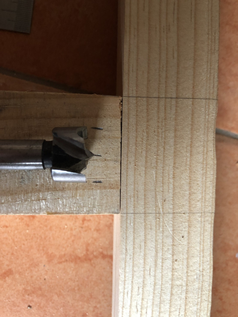 Broca Forstner de 20mm puesta junto a una de las intersecciones de la trama. 