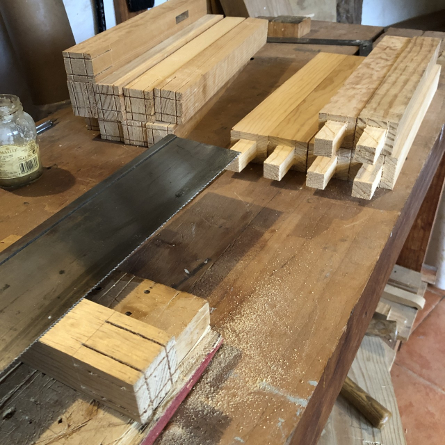 Seis columnas terminadas con sus espigas; las demás en proceso.