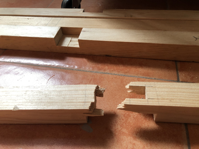 Uno de los travesaños estrechos, que se rompió justo en una de las cajas porque ya quedaba con muy poquito material.