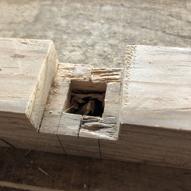 Cuadrando la caja con formón, un lado...