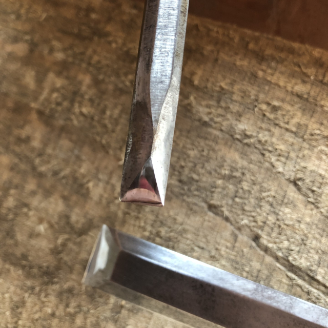 Un formón de sección triangular, útil para las esquinas de las colas de milano. Otro formón más ancho de sección trapezoidal.