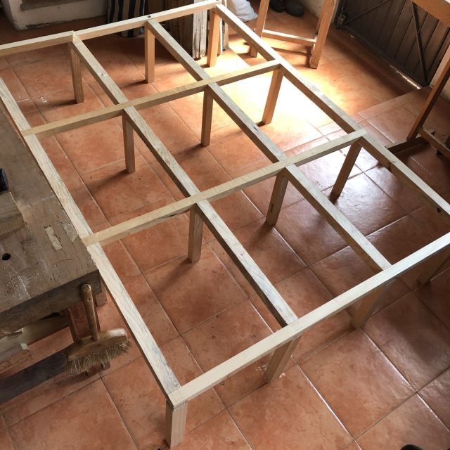 Toda la estructura ya armada. Patass puestas y travesaños empalmados.