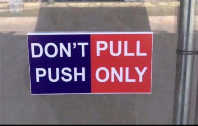 Panneau où il est indiqué "don't push pull only" qu'on peut lire "don't pull, push only". L'ordre de lecture semble être indiquée par la couleur (don't push sur fond bleu et pull only sur fond rouge)