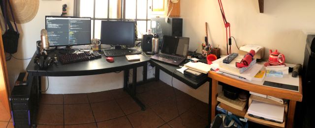 Panorama de mi escritorio y la mesita de papel para la impresora, que más bien es mesita de chácharas.
