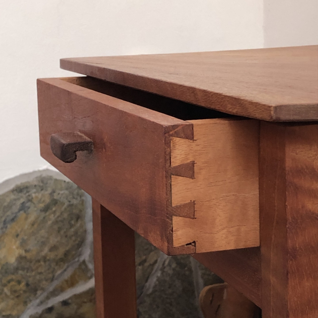 Cajón de una mesita de noche, abierto pa presumir las colas de milano. Frente y superficie de caobilla; el resto de cedro aromático. Jaladera creo que de amargoso.