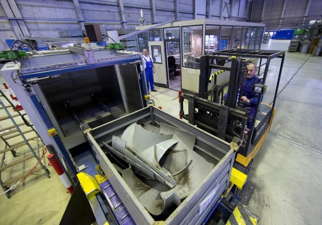 Metallteile im Freiscanner | Praktisch das gesamte Kernkraftwerk muss – in handliche Einzelteile zerlegt – in einem Scanner auf Radioaktivität getestet werden.