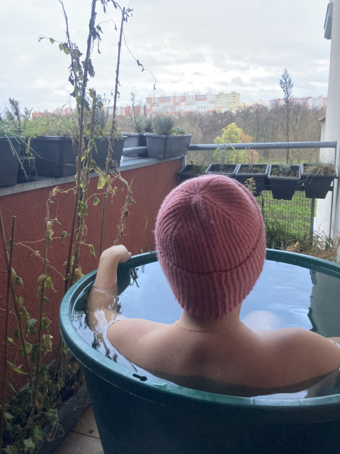 Já se chladím v sudu na balkóně