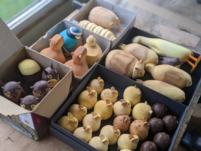 Présentation des sculptures rangées dans des petits cartons. On dirait un peu un assortiment de makis et de sushis. C'est ce que vous direz sûrement, a moins que cette fois vous ne compariez pas les sculptures à la nourriture. Ce serai un peu étrange mais pourquoi pas.