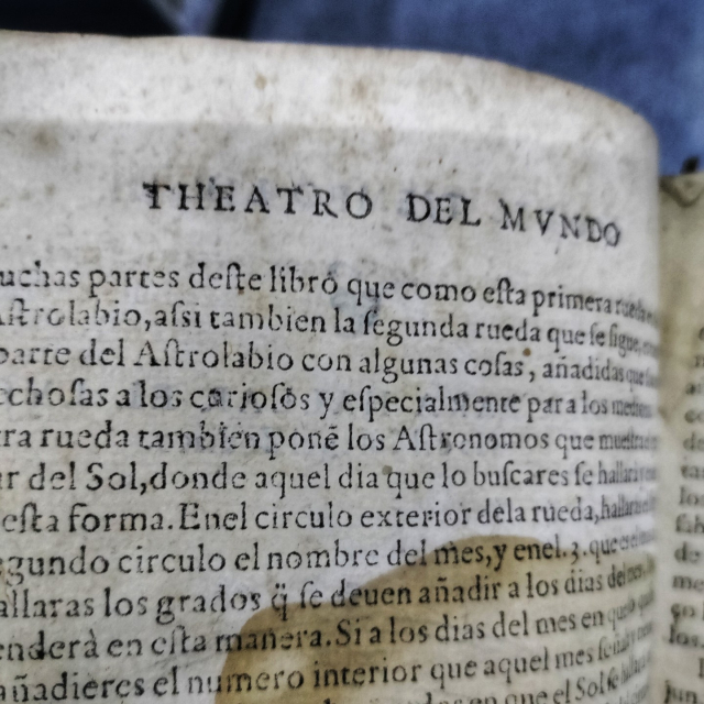 Detalle de la página de un libro antiguo. En la parte altas se leen las palabras "Theatro del mundo".