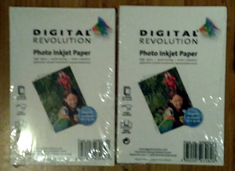 leicht unscharfes Foto von zwei Packungen "Photo Inkjet Paper" im Postkartenformat