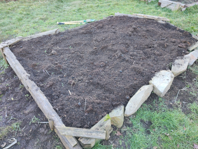 Záhon připravený na jaro.