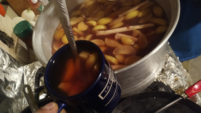 Una olla con 10 litros de ponche hecho con una base de agua de Jamaica con guayaba, tejocote, piña, caña, manzana y arándano.