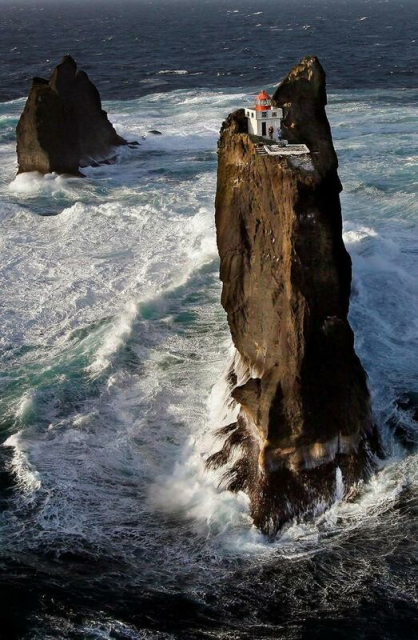 Amazing picture of the Þrídrangar lighthouse
