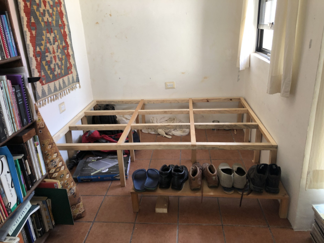 La base de la tarima armada y en su lugar. Cabe justo en el espacio de la alcoba que hay en mi oficina. Le faltan las tapas y el zapatero.