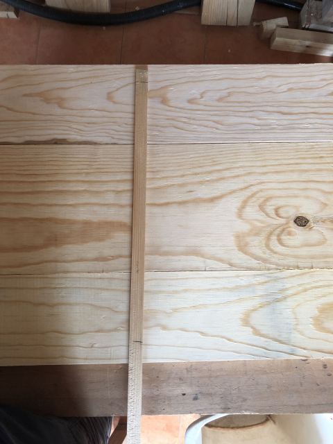 3 tablas acomodadas para sobrepasar el ancho que marca el escantillón. 