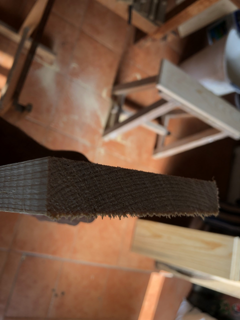 El extremo de una tablita cortada; borde bonito de un lado y borde rugoso del otro. Así lo djea el serrucho cuando no se marca primero con cuchillo.