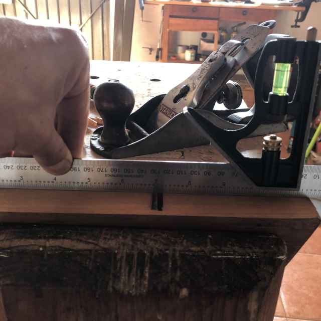 Probando lo plano de la suela con regla.