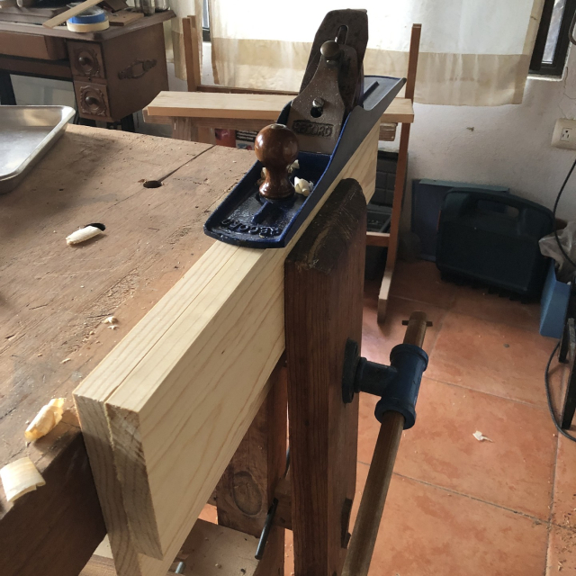 Dos tablas prensadas juntas, listas para cepillarse con la garlopa.