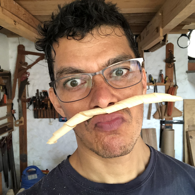 Selfie de mí, todo sudado, con un bigote de viruta. Al fondo, la pared con herramientas.