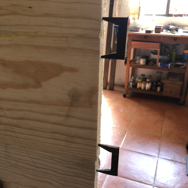 Tablas pegadas, sostenidas con grapas  especiales.