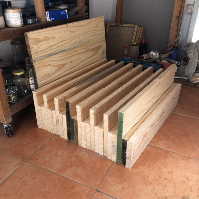 24 tablas para pegarse como 8 tapas, muy formaditas en el suelo.