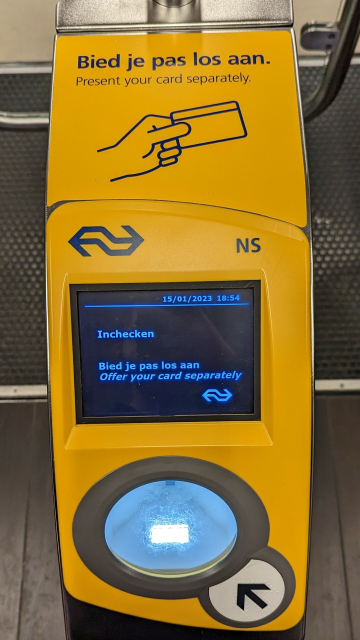 Ticket gate of an NS station. Both the screen and the sticker above it reads: 

Bied je pas los aan.
Present/Offer your card separately.