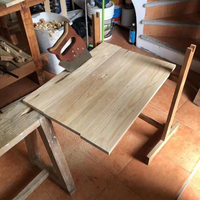 Serruchando uno de los lados de la tabla, a lo largo, para aproximarse a la anchura correcta.
