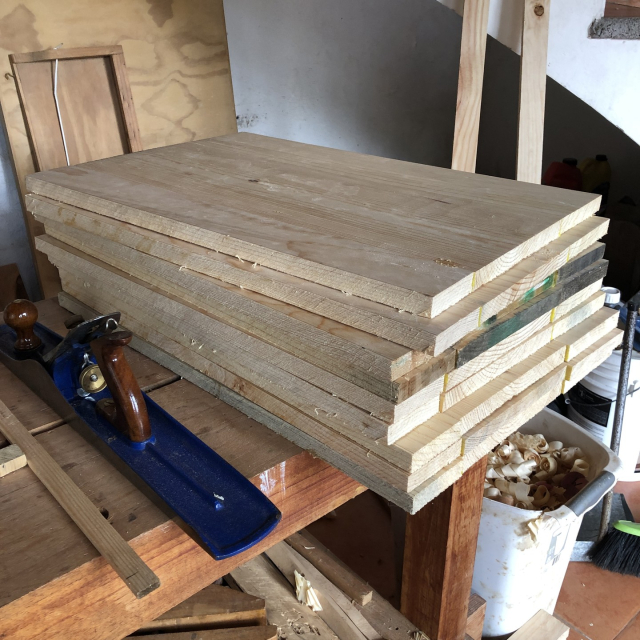Las 9 tablas con el ancho correcto y un lado rugoso. Hay que cepillar ese lado.