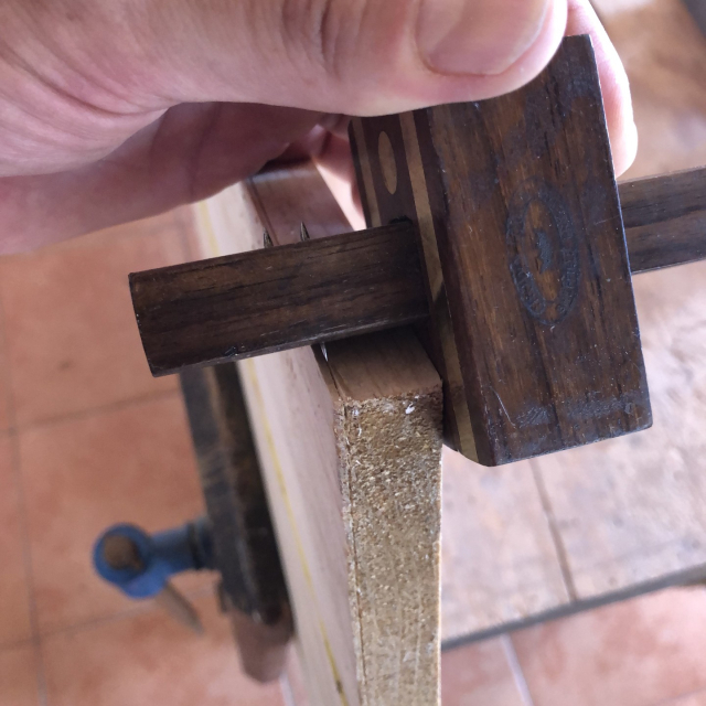 Marcando todo alrededor de la tabla con el gramil, para definir el grosor.