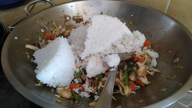 un arroz frito a medio hacer 