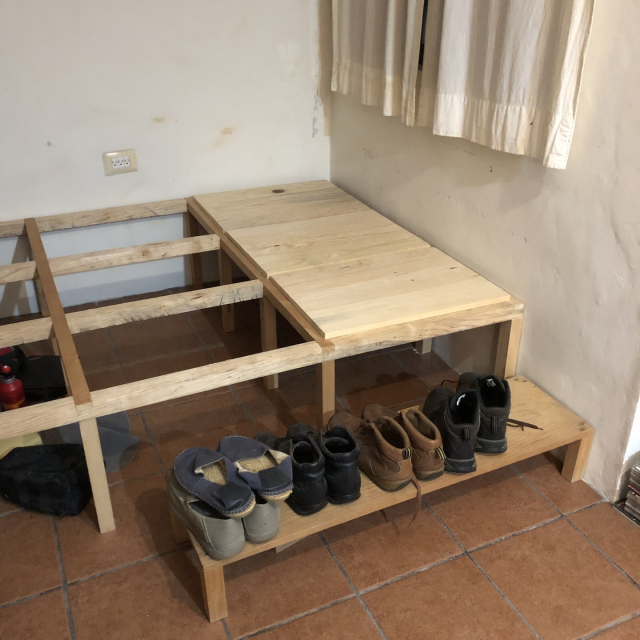 Tres de las tapas puestas sobre la tarima. Faltan las divisiones entre las tapas, y falta hacer el zapatero.