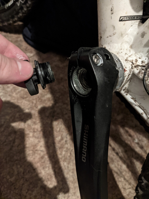 Axis so short that the crank arm fixing bolt can't reach the axis thread