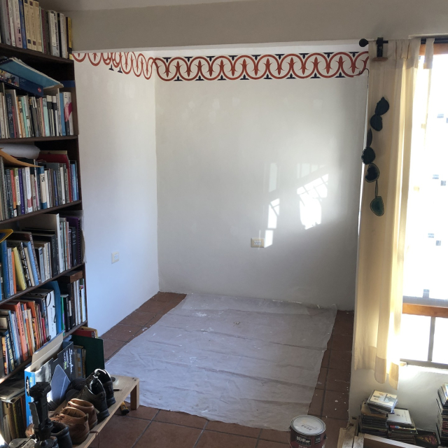 La alcoba vacía, recién pintada.