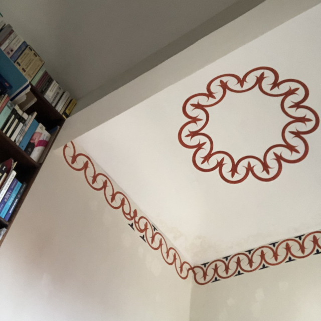 La cenefa de la alcoba vista desde abajo, y el mismo diseño hecho circular en la bóveda.