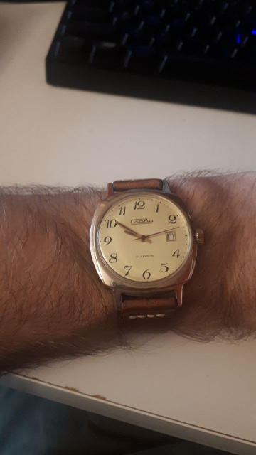 Rectangular-ish gold-ish Slava, 21-jewel manually wound movement